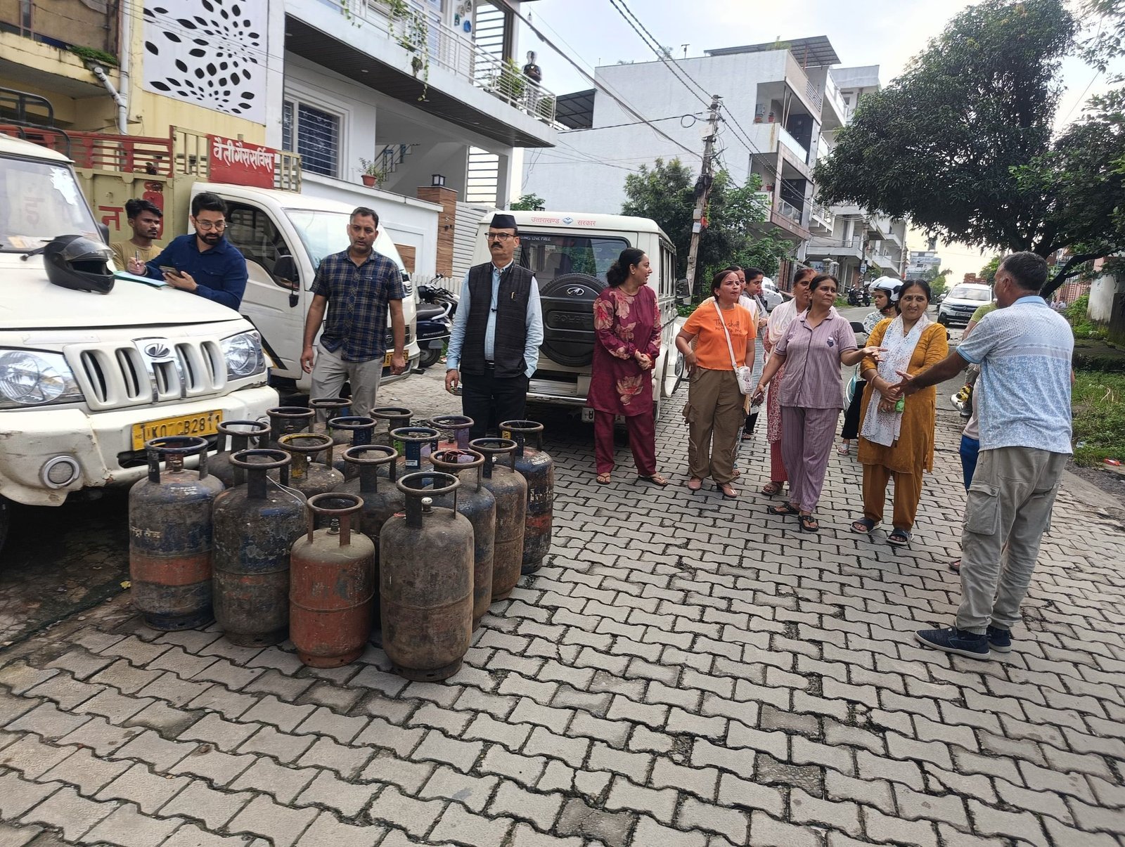 डीएम के निर्देश पर कार्रवाई: अवैध गैस रिफिलिंग गिरोह का भंडाफोड़, 34 सिलेंडर जब्त
