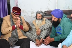 कृषि मंत्री गणेश जोशी ने मृतक किसान के परिजनों से की मुलाकात, हर संभव मदद का दिया भरोसा