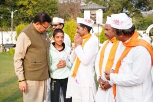 मुख्यमंत्री पुष्कर सिंह धामी को मुख्यमंत्री आवास में चम्पावत से आए होल्यारों ने दी होली की शुभकामनाएं