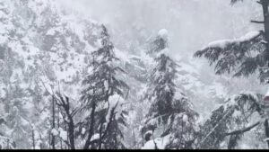 उत्तराखंड में कुदरत का कहर: भारी बर्फबारी से गंगोत्री हाईवे बंद, बदरीनाथ धाम में बिछी 2 फीट मोटी सफेद चादर