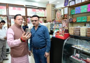 जन शिकायत की पड़ताल करने मौके पर पहुंचे सीएम, वीडियो कॉल के जरिए अधिकारियों को दिखाई स्थिति,सीएम हेल्पलाइन पर दर्ज शिकायत की पड़ताल करने खुद मौके पर पहुंचे सीएम धामी