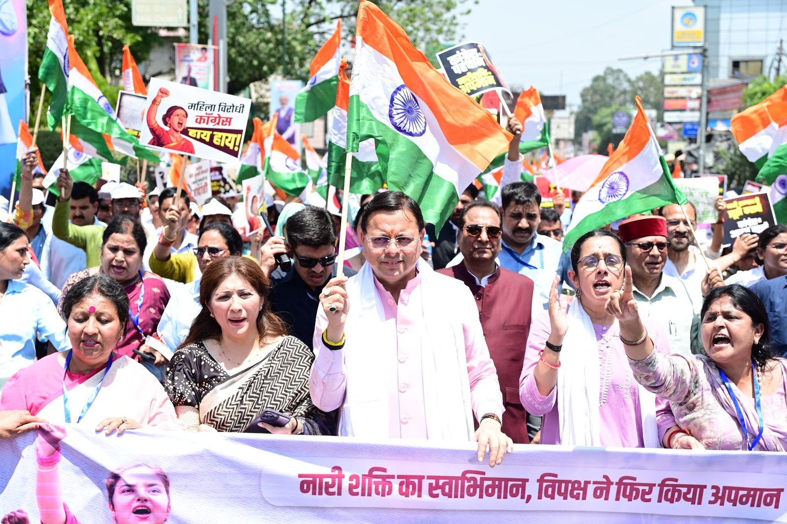 देहरादून में शक्ति प्रदर्शन: परेड ग्राउंड से घंटाघर तक सीएम धामी ने महिलाओं संग की पदयात्रा, गूंजा जन आक्रोश