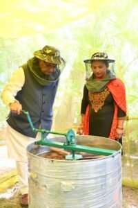 ​कृषि मंत्री गणेश जोशी ने अपने आवास पर निकाला शहद; बोले- 90% तक अनुदान देकर मधुमक्खी पालन को बढ़ावा दे रही सरकार
