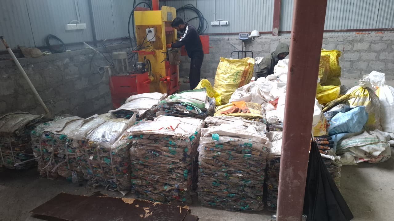 केदारनाथ में एक सप्ताह में जमा किया एक हजार किलो प्लास्टिक वेस्ट,ग्रीन चारधाम यात्रा के लिए मुख्यमंत्री पुष्कर सिंह धामी की पहल रंग लाई एकत्रित कचरे को 15 श्रेणियों में बांटा गया, एकत्रित्र कचरे से होगी नगर पंचायत की कमाई