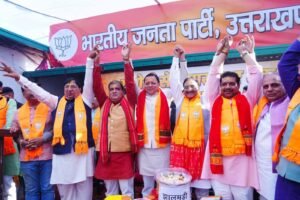 बंगाल फतह के जश्न में डूबी देवभूमि: सीएम धामी और महेंद्र भट्ट ने कार्यकर्ताओं संग खेली होली-दिवाली