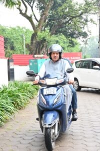 पीएम मोदी के आह्वान पर कृषि मंत्री गणेश जोशी की नई पहल, दोपहिया वाहन से पहुंचे कैंप कार्यालय।