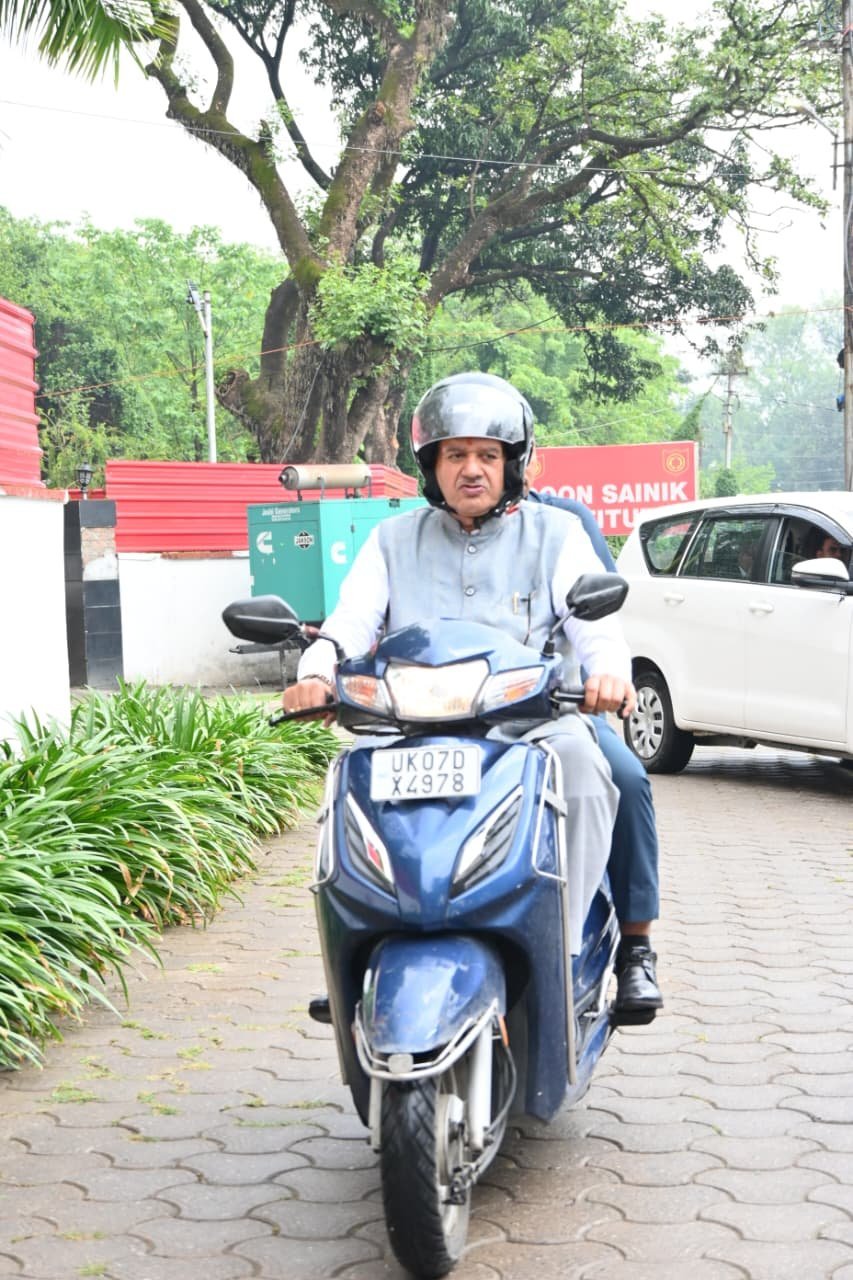 पीएम मोदी के आह्वान पर कृषि मंत्री गणेश जोशी की नई पहल, दोपहिया वाहन से पहुंचे कैंप कार्यालय।