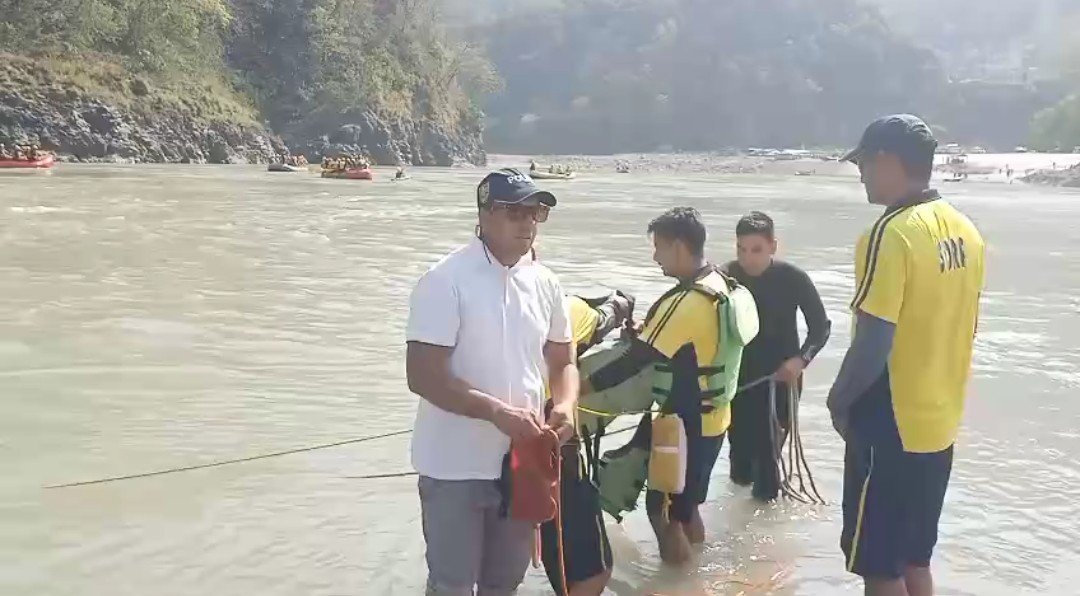 ऋषिकेश में बड़ा हादसा: शिवपुरी के नमामि गंगे घाट पर डूबा राजस्थान का युवक, SDRF का सर्च ऑपरेशन जारी