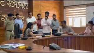 गुलदार के आतंक से निजात की मांग: पौड़ी जनता दरबार में गूंजा बच्चों की सुरक्षा का मुद्दा, डीएम ने दिए सख्त निर्देश