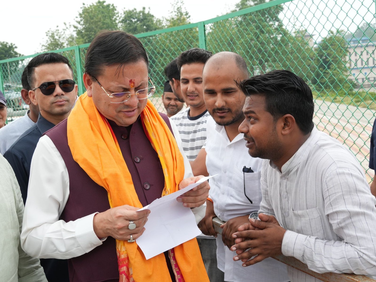 ​सीएम धामी ने लोहियाहेड में सुनीं जनसमस्याएं, अधिकारियों को दिए त्वरित समाधान के निर्देश; पर्यावरण दिवस पर किया पौधारोपण