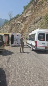 ऋषिकेश-बदरीनाथ हाईवे पर बड़ा हादसा: 39 यात्रियों से भरी बस पलटी, सभी सुरक्षित