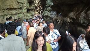 गढ़ी कैंट स्थित गुचुपानी में पर्यटकों का लगा जमावड़ा, ठंडे पानी से मिटा रहे थकान,सहस्त्रधारा के बाद गुचुपानी बन रहा पर्यटकों की पहली पसंद