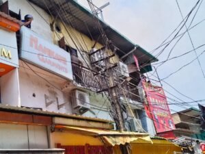 ​देहरादून: पलटन बाजार के कपड़ा गोदाम में लगी भीषण आग, मची अफरा-तफरी; 4 दमकल वाहनों ने पाया काबू