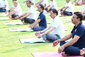 अंतरराष्ट्रीय योग दिवस: मुख्यमंत्री ने आवास पर अधिकारियों संग किया योगाभ्यास, योग को दिनचर्या का हिस्सा बनाने का किया आह्वान
