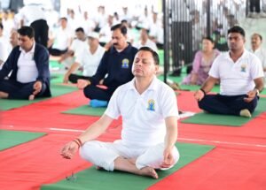 मुख्यमंत्री ने बनबसा में किया सामूहिक योगाभ्यास, योग को दैनिक जीवन का हिस्सा बनाने का किया आह्वान,अंतर्राष्ट्रीय योग दिवस पर हजारों लोगों के साथ मुख्यमंत्री ने किया योगाभ्यास