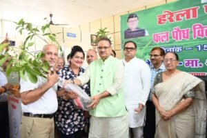 हरेला पर्व: उत्तराखंड में रोपे जाएंगे 11 लाख पौधे, कृषि मंत्री गणेश जोशी ने बांटे निःशुल्क फलदार पौधे