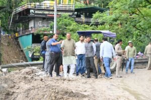 देहरादून-मसूरी मार्ग के क्षतिग्रस्त मार्ग का मंत्री गणेश जोशी ने किया निरीक्षण, पुनर्निर्माण में तेजी के निर्देश