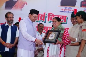 मुख्यमंत्री ने कारगिल विजय दिवस पर शहीद स्मारक पर पुष्पचक्र अर्पित कर कारगिल के अमर शहीदों को भावभीनी श्रद्धांजलि दी,परमवीर चक्र से सम्मानित वीरों के लिए अनुग्रह राशि डेढ़ करोड़ से बढ़ाकर 2 करोड़ की जाएगी – मुख्यमंत्री