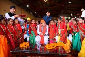 देवीधुरा में फलों-फूलों से बरसी बग्वाल, ऐतिहासिक पाषाण युद्ध के साक्षी बने लाखों श्रद्धालु