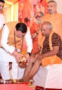 पुष्पवर्षा और चरण प्रक्षालन के साथ देवभूमि ने किया शिवभक्त कांवड़ियों का अभिनंदन,मुख्यमंत्री ने स्वास्थ्य सेवा शिविर का किया शुभारंभ, श्रद्धालुओं को अपने हाथों से परोसा भोजन