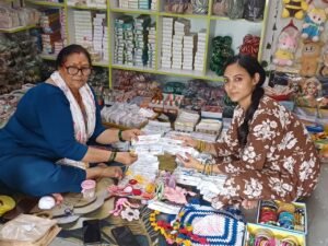मालदेवता में सास-बहू की जोड़ी ने राखी कारोबार से मचाई धूम,एनआरएलएम से जुड़ी ग्रामीण महिलाएं राखी निर्माण से कर रहीं अच्छा कारोबार, दून के मॉल और सचिवालय में लगेंगे स्टॉल