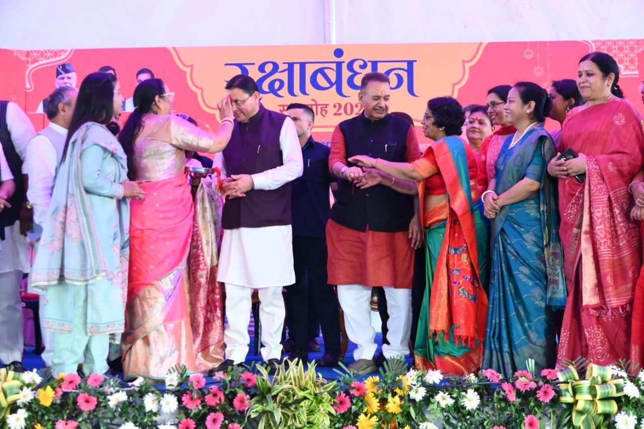 देहरादून में रक्षाबंधन पर उमड़ा जनसैलाब: कैबिनेट मंत्री गणेश जोशी के भव्य समारोह में 20 हजार बहनों ने बांधी राखी; सीएम धामी, विजया राहटकर और सुधा यादव रहे मौजूद