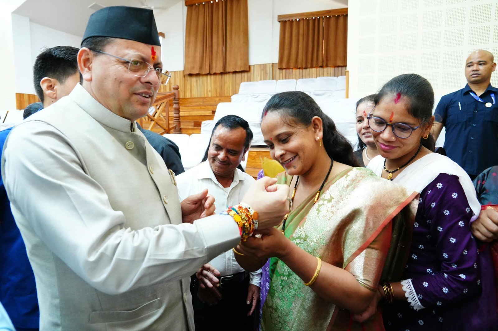 मुख्यमंत्री को महिलाओं ने बांधा रक्षा सूत्र, मुख्यमंत्री ने दी सभी को रक्षा बन्धन की शुभकामनाएं