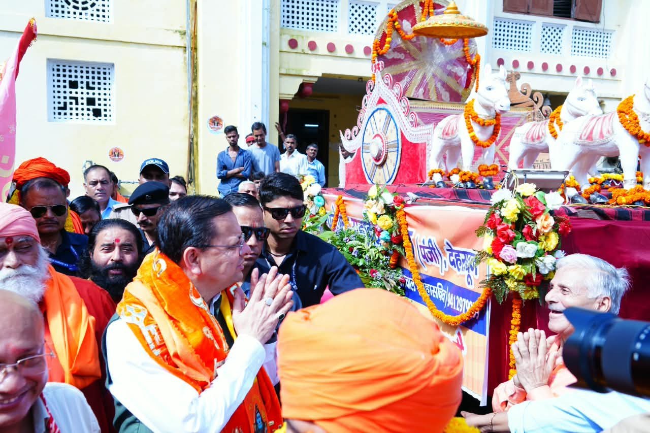 टपकेश्वर महादेव की भव्य शोभायात्रा में शामिल हुए मुख्यमंत्री  पुष्कर सिंह धामी,मुख्यमंत्री ने पूजा-अर्चना कर प्रदेश की सुख-समृद्धि एवं खुशहाली की कामना की