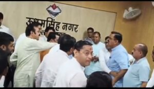 रुद्रपुर कलेक्ट्रेट में SIR बैठक के दौरान भारी हंगामा, भाजपा नेताओं ने शुरू किया धरना