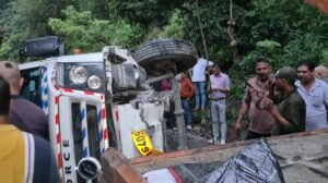 मसूरी-देहरादून मार्ग पर पलटी बस: 2 घंटे ठप रहा यातायात, आपदा प्रबंधन के दावों की खुली पोल