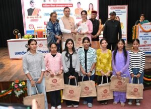 अंतरराष्ट्रीय  बालिका दिवस पर 149 मेधावी बेटियों को CM धामी ने दिए स्मार्टफोन