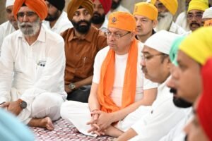 सेवा संकल्प अभियान’ के तहत नानकमत्ता पहुंचे मुख्यमंत्री धामी, स्वच्छता अभियान में किया श्रमदान,मुख्यमंत्री ने गुरुद्वारा  नानकमत्ता साहिब में मत्था टेक प्रदेश की सुख-समृद्धि की कामना की