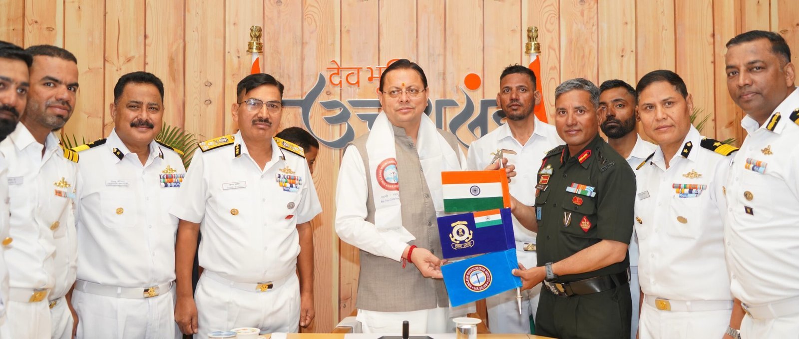 माउंट मुकुट ईस्ट का ऐतिहासिक आरोहण कर लौटे भारतीय तटरक्षक बल एवं एचएमआई के संयुक्त अभियान दल का मुख्यमंत्री ने किया फ्लैग-इन