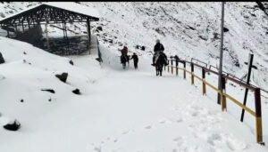 चमोली की ऊंची चोटियों पर जमकर बर्फबारी, बद्रीनाथ-हेमकुंड साहिब में बढ़ी ठंड